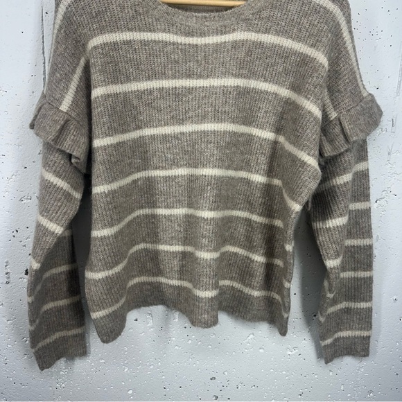 debut size Women’s Large Beige Striped Ruffle Sweater - Picture 6 of 12